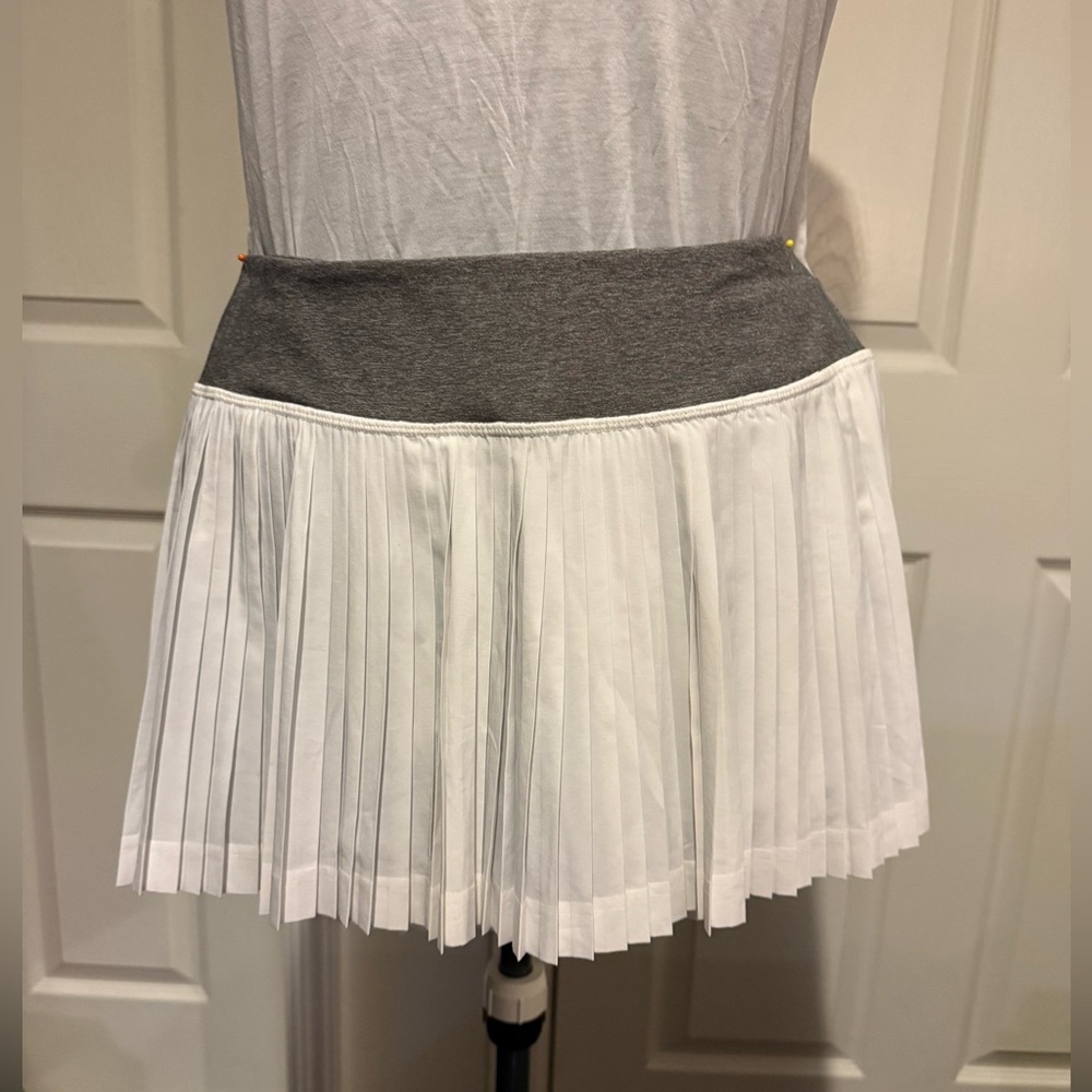 LULULEMON Pleat to street skirt | size 8 | white